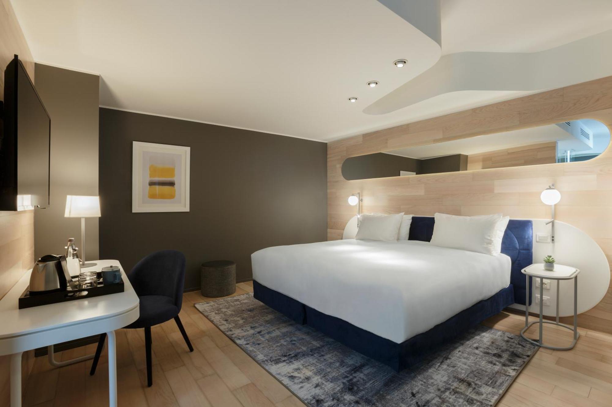 Premium Zimmer mit Kingsize-Bett und Blick auf die Stadt
